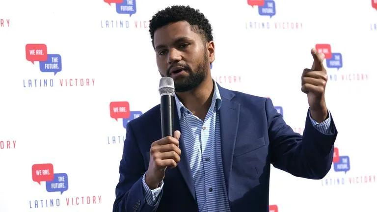 Anh Maxwell Frost phát biểu trong một buổi vận động tranh cử ở thành phố Coral Gables, bang Florida ngày 20-10. Ảnh: AP