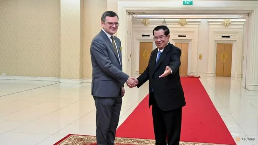 Ngoại trưởng Ukraine - ông Dmytro Kuleba (trái) và Thủ tướng Campuchia Hun Sen trước thềm Hội nghị cấp cao ASEAN tại thủ đô Phnom Penh ngày 9-11. Ảnh: REUTERS Ngoại trưởng Ukraine - ông Dmytro Kuleba (trái) và Thủ tướng Campuchia Hun Sen trước thềm Hội nghị cấp cao ASEAN tại thủ đô Phnom Penh ngày 9-11. Ảnh: REUTERS