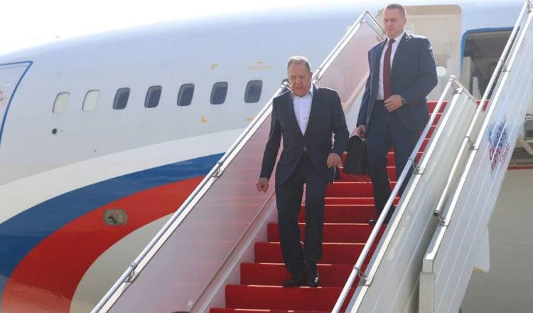 Ngoại trưởng Nga - ông Sergey Lavrov có mặt tại Sân bay Quốc tế Phnom Penh vào sáng ngày 12-11 để tham dự Hội nghị Cấp cao Đông Á lần thứ 17 và các Hội nghị cấp cao liên quan tại Campuchia. Ảnh: KHMERTIMES