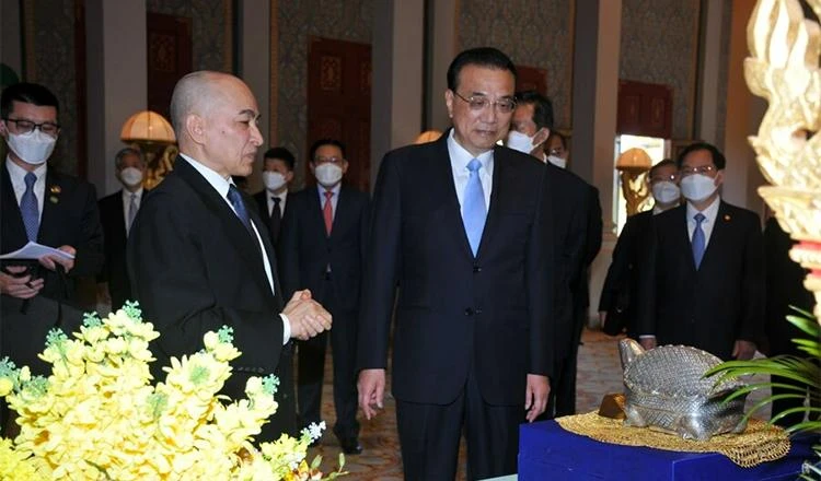 Thủ tướng Trung Quốc Lý Khắc Cường (phải) đã có cuộc gặp với Quốc vương Norodom Sihamoni (trái) tại Cung điện Hoàng gia Campuchia ngày 11-11 khi ông đến Phnom Penh tham dự Hội nghị Cấp cao Đông Á lần thứ 17 và các Hội nghị cấp cao khác. Ảnh: KHMERTIMES