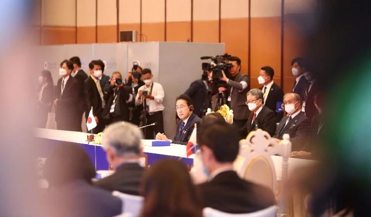 Cũng trong chiều 12-11, lãnh đạo các nước ASEAN và Nhật gặp nhau tại Hội nghị Cấp cao ASEAN-Nhật lần thứ 25 ở khách sạn Sokha Phnom Penh. Thủ tướng Fumio Kishida (giữa) đại diện chính phủ Nhật tham gia hội nghị. Ảnh: KHMERTIMES