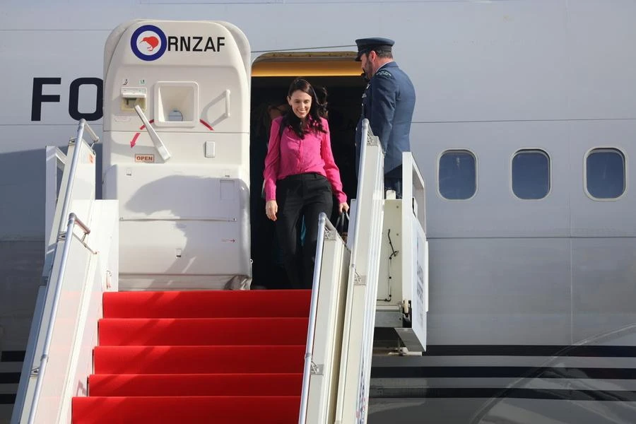 Thủ tướng New Zealand - bà Jacinda Ardern đã hạ cánh xuống sân bay quốc tế Phnom Penh chiều 12-11 để tham dự Hội nghị cấp cao Đông Á lần thứ 17. Ảnh: KHMERTIMES