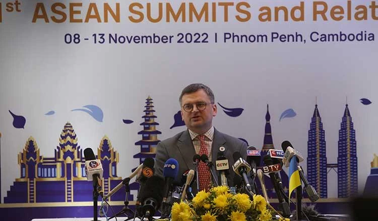 Ngoại trưởng Ukraine - ông Dmytro Kuleba phát biểu tại một cuộc họp báo sau khi Ukraine trở thành thành viên thứ 50 của Hiệp ước Thân thiện và Hợp tác ở Đông Nam Á (TAC). Ảnh: KHMERTIMES