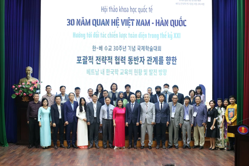 Tổng lãnh sự Hàn Quốc tại Thành phố Hồ Chí Minh - ông Kang Myung-il chụp ảnh cùng giảng viên Trường Đại học Khoa học Xã hội và Nhân văn, ĐHQG-HCM và các học giả nước ngoài tại Hội thảo khoa học quốc tế “30 năm quan hệ Việt Nam – Hàn Quốc. Ảnh: KHOA HÀN QUỐC HỌC, TRƯỜNG ĐH KHXH&amp;NV, ĐHQG-HCM.