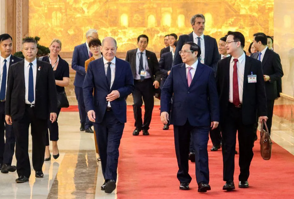 Thủ tướng Đức Olaf Scholz (trái) và Thủ tướng Việt Nam Phạm Minh Chính tổ chức họp báo chung tại thủ đô Hà Nội ngày 13-11. Ảnh: REUTERS Thủ tướng Đức Olaf Scholz (trái) và Thủ tướng Việt Nam Phạm Minh Chính tổ chức họp báo chung tại thủ đô Hà Nội ngày 13-11. Ảnh: REUTERS