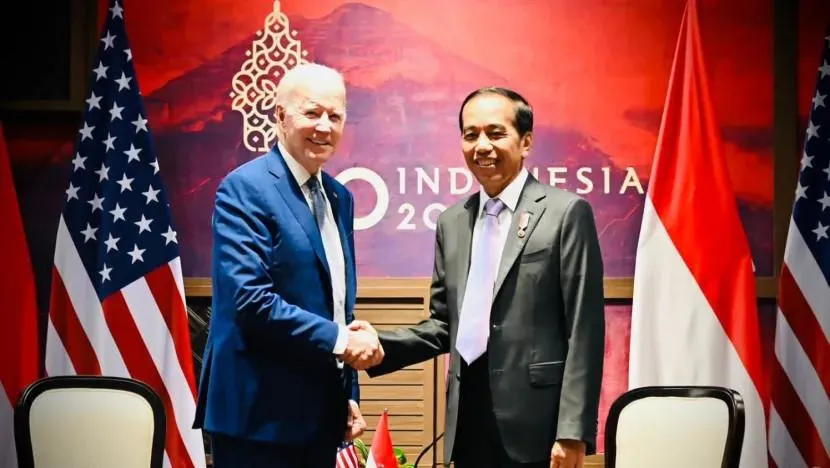 Tổng thống Mỹ Joe Biden (trái) và Tổng thống Indonesia Joko Widodo gặp tại đảo Bali (Indonesia) ngày 14-11 trước thềm Hội nghị thượng đỉnh G20. Ảnh: CHANNEL NEWSASIA