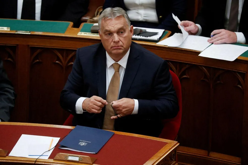 Thủ tướng Hungary - ông Viktor Orban tham dự phiên họp của quốc hội Hungary ở thủ đô Budapest ngày 26-9. Ảnh: REUTERS Thủ tướng Hungary - ông Viktor Orban tham dự phiên họp của quốc hội Hungary ở thủ đô Budapest ngày 26-9. Ảnh: REUTERS