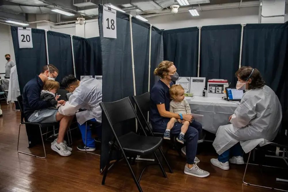 Trẻ em tiêm vaccine ngừa COVID-19 vào tháng 6. Ảnh: NEW YORK TIMES. Trẻ em tiêm vaccine ngừa COVID-19 vào tháng 6. Ảnh: NEW YORK TIMES.