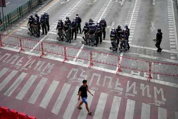 Ngày 16-11, cảnh sát ở khu vực Asoke, thủ đô Bangkok lập hàng rào an ninh trước thềm Hội nghị cấp cao APEC. Ảnh: BENAR NEWS