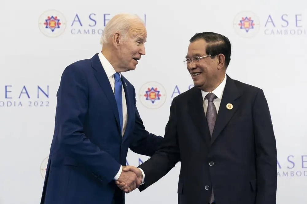 Tổng thống Mỹ Joe Biden (trái) bắt tay Thủ tướng Campuchia Hun Sen tại hội nghị cấp cao ASEAN ở thủ đô Phnom Penh (Campuchia) ngày 12-11. Ảnh: AP Tổng thống Mỹ Joe Biden (trái) bắt tay Thủ tướng Campuchia Hun Sen tại hội nghị cấp cao ASEAN ở thủ đô Phnom Penh (Campuchia) ngày 12-11. Ảnh: AP