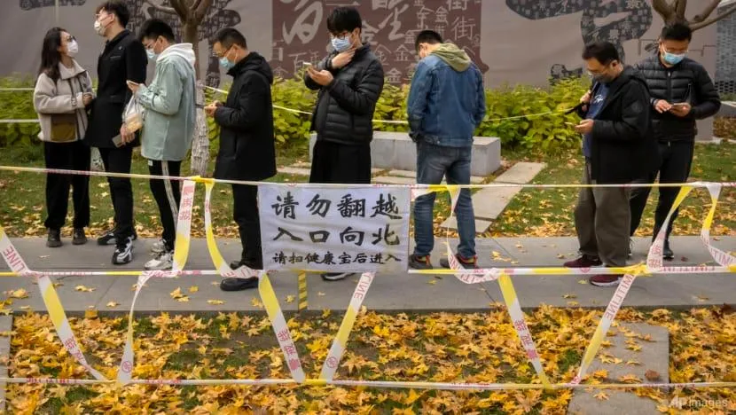 Người dân thủ đô Bắc Kinh xếp hàng xét nghiệm COVID-19 ngày 19-11. Ảnh: AP Người dân thủ đô Bắc Kinh xếp hàng xét nghiệm COVID-19 ngày 19-11. Ảnh: AP