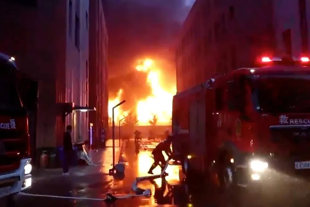 Hiện trường vụ hỏa hoạn tại ở thành phố An Dương, tỉnh Hà Nam, miền trung Trung Quốc ngày 21-11. Ảnh: SOUTH CHINA MORNING POST