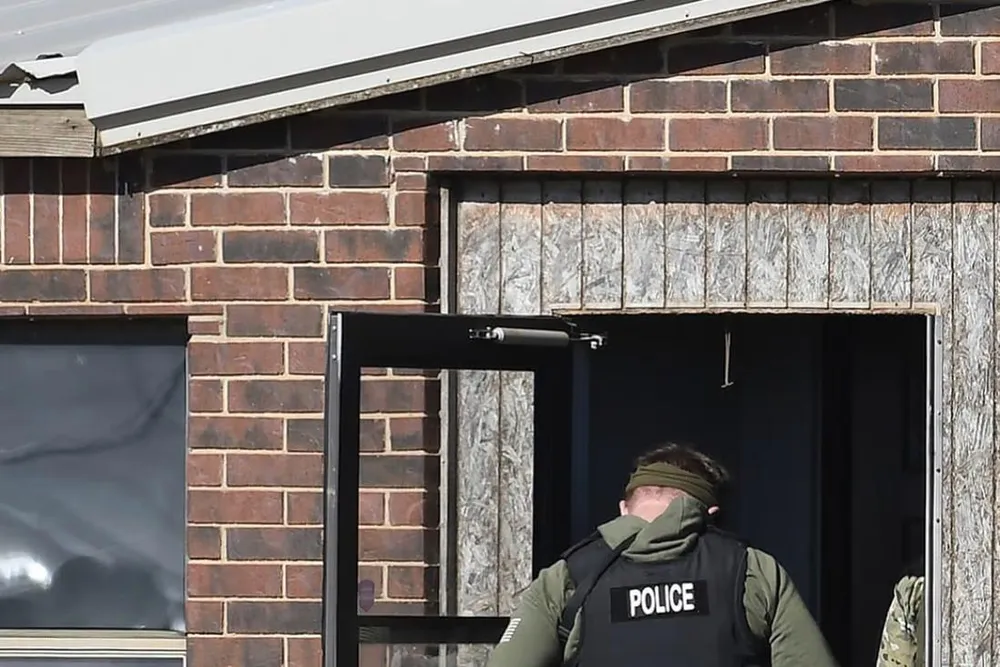 Cảnh sát tại hiện trường vụ giết 4 công dân Trung Quốc tại một trang trại cần sa ở bang Oklahoma (Mỹ). Ảnh: AP Cảnh sát tại hiện trường vụ giết 4 công dân Trung Quốc tại một trang trại cần sa ở bang Oklahoma (Mỹ). Ảnh: AP