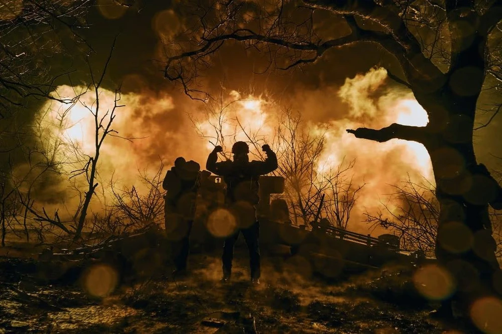 Lực lượng Ukraine khai pháo gần Bakhmut, vùng Donetsk hôm 20-11. Ảnh: AP.