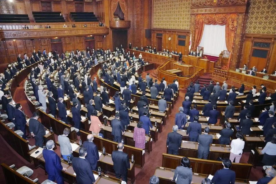 Phiên họp toàn thể của Hạ viện Nhật thông qua các thay đổi đối với Bộ luật Dân sự tại thủ đô Tokyo ngày 10-12. Ảnh: KYODO Phiên họp toàn thể của Hạ viện Nhật thông qua các thay đổi đối với Bộ luật Dân sự tại thủ đô Tokyo ngày 10-12. Ảnh: KYODO