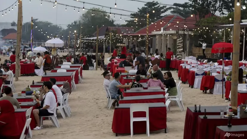 Khách du lịch ngồi tại một nhà hàng trên bãi biển Jimbaran ở đảo Bali (Indonesia) ngày 12-11. Ảnh: AP Khách du lịch ngồi tại một nhà hàng trên bãi biển Jimbaran ở đảo Bali (Indonesia) ngày 12-11. Ảnh: AP