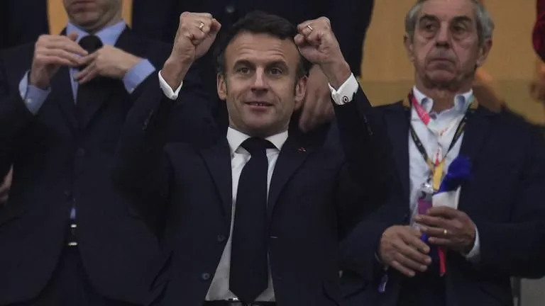 Tổng thống Pháp Emmanuel Macron xem trận bán kết World Cup giữa Pháp và Morocco tại Sân vận động Al Bayt ở thành phố Al Khor (Qatar) ngày 14-12. Ảnh: AP