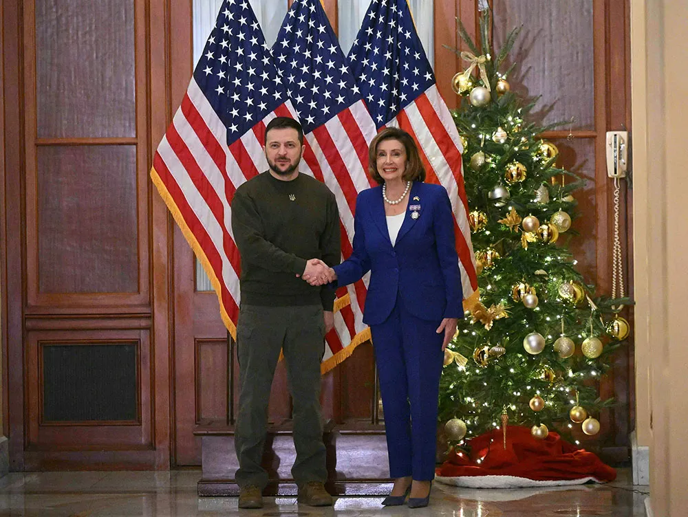 Tối 21-12, ông Zelensky đã gặp Chủ tịch Hạ viện Mỹ Nancy Pelosi. Ảnh: AFP