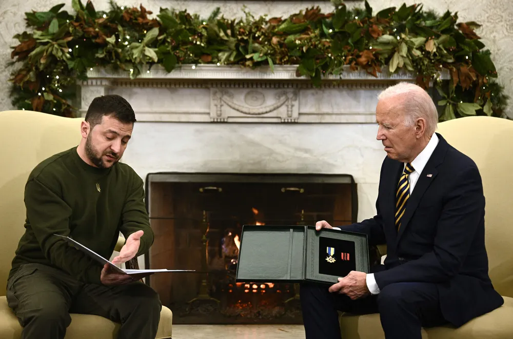 Tại Phòng Bầu dục của Nhà Trắng, Tổng thống Zelensky đã tặng Tổng thống Joe Biden Huân chương Quân công của Ukraine để bày tỏ lòng biết ơn với sự hỗ trợ của Mỹ cho Kiev. Ảnh: AFP
