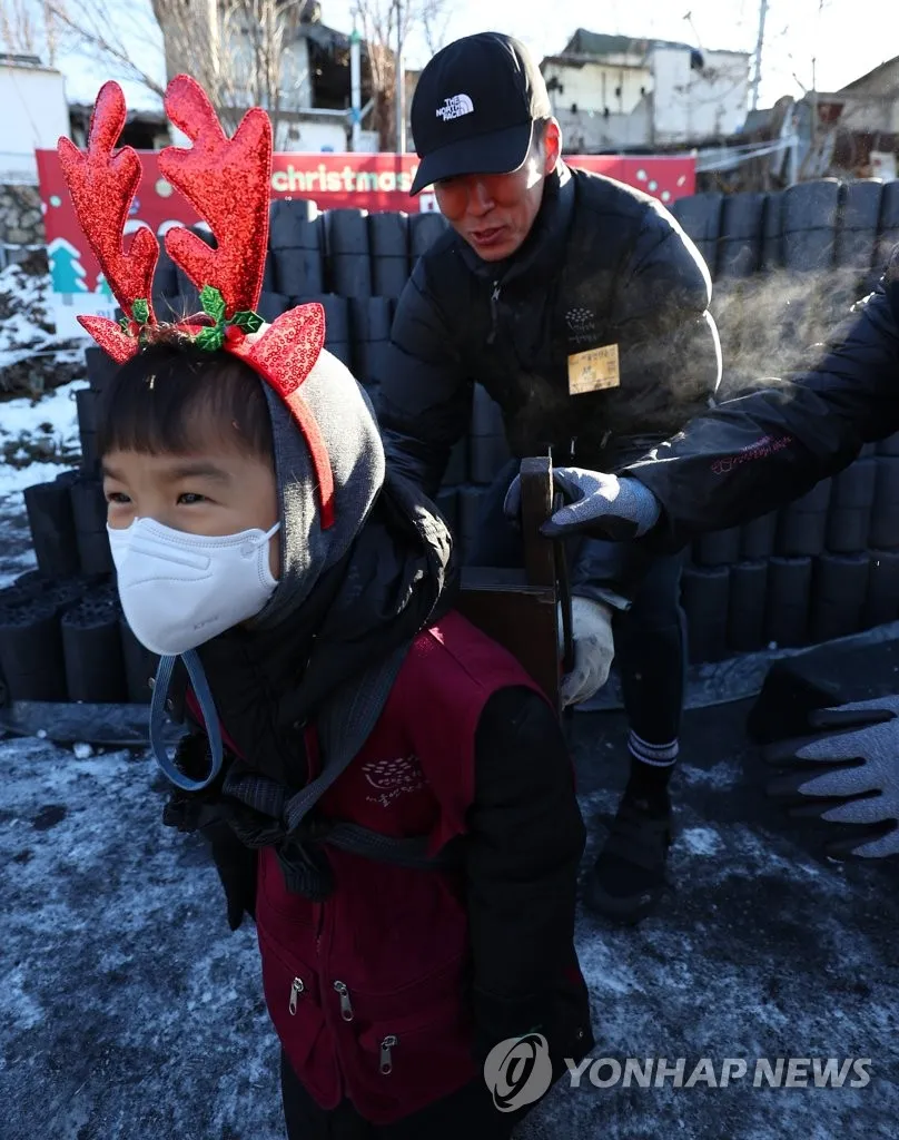 Trẻ em Hàn Quốc làm tình nguyện viên giao hàng mùa Giáng sinh ngày 24-12. Ảnh: YONHAP Trẻ em Hàn Quốc làm tình nguyện viên giao hàng mùa Giáng sinh ngày 24-12. Ảnh: YONHAP