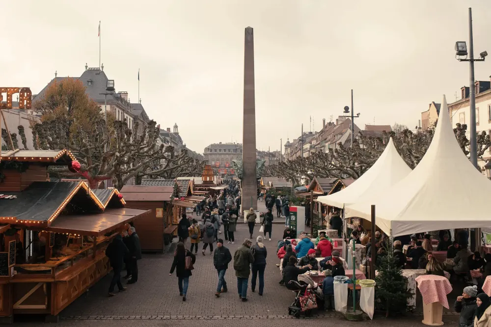 Đèn Giáng sinh vắng bóng tại phiên chợ Giáng sinh ở thành phố Strasbourg (Pháp) vào tháng 12 này. Ảnh: THE NEW YORK TIMES Đèn Giáng sinh vắng bóng tại phiên chợ Giáng sinh ở thành phố Strasbourg (Pháp) vào tháng 12 này. Ảnh: THE NEW YORK TIMES