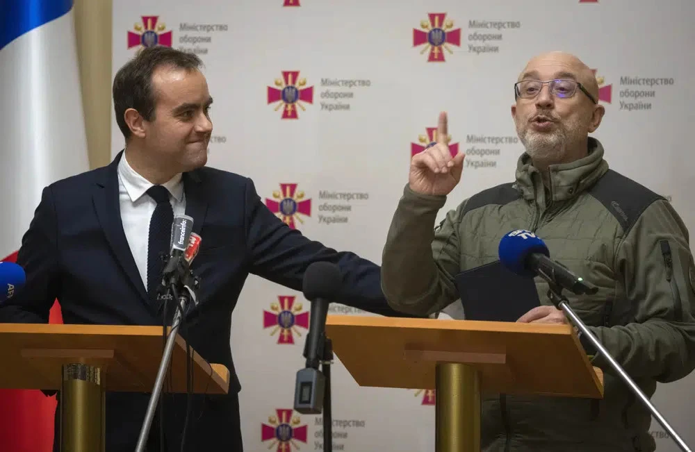 Bộ trưởng Quốc phòng Pháp Sebastien Lecornu (trái) và người đồng cấp Ukraine Oleksii Reznikov họp báo chung ở thủ đô Kiev (Ukraine) ngày 28-12. Ảnh: AP