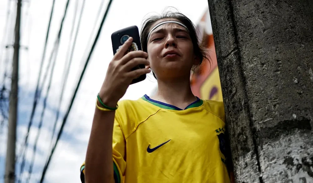 Một người hâm mộ bày tỏ sự tiếc thương trên đường phố Santos. Ảnh: REUTERS