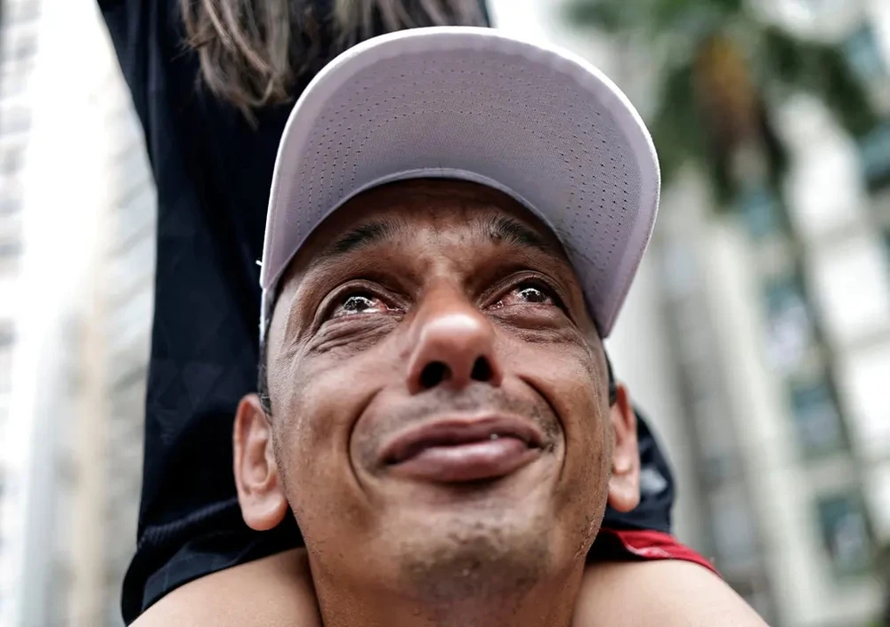 Cảm xúc của một người hâm mộ khi xe tang đi qua. Ảnh: REUTERS