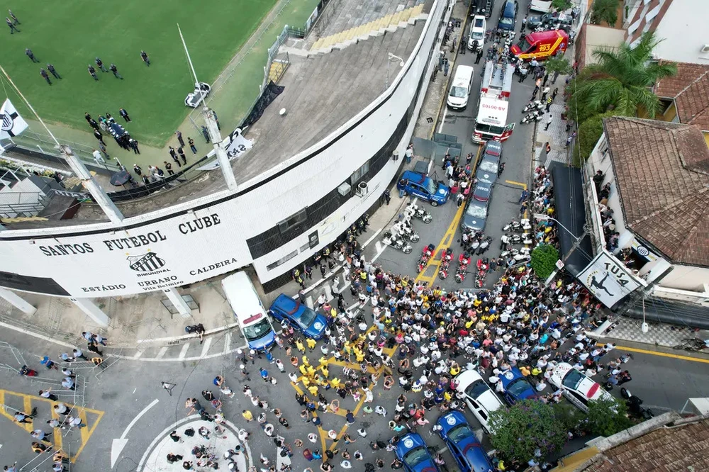 Quan tài của huyền thoại bóng đá Pelé được đưa ra khỏi sân vận động Vila Belmiro. Ảnh: GETTY IMAGES
