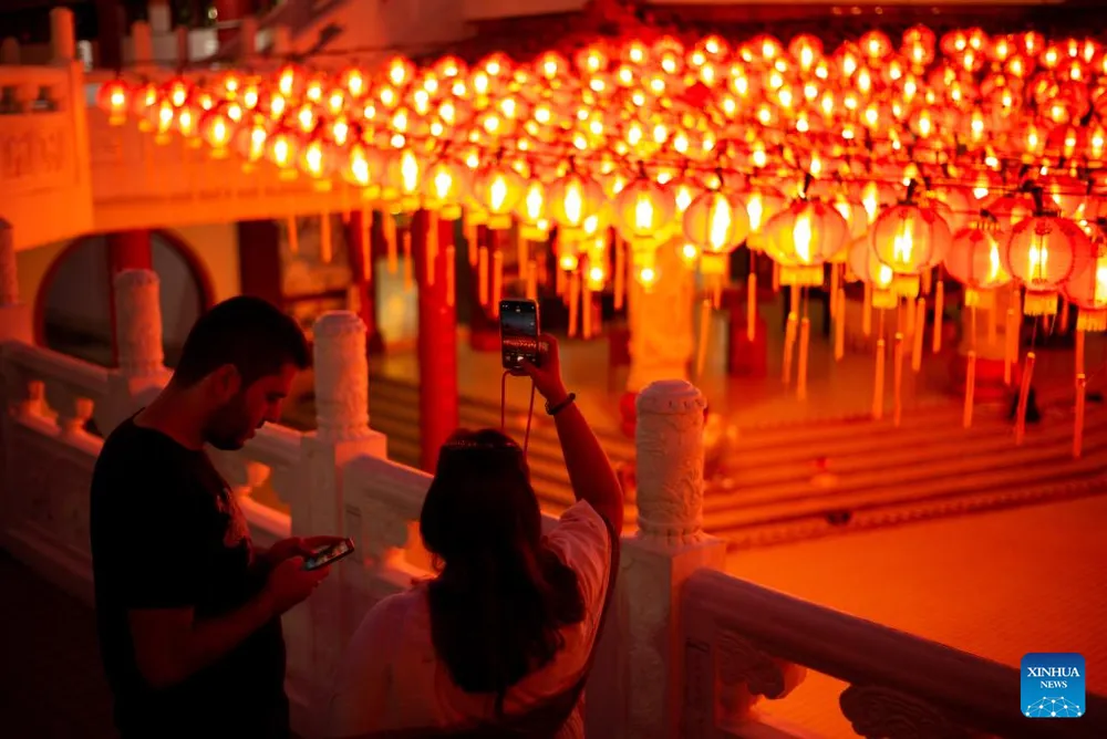 Du khách chụp ảnh những đèn lồng đỏ tại chùa Thiên Hậu ở Kuala Lumpur, Malaysia. Ảnh: TÂN HOA XÃ