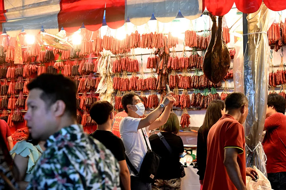 Người dân tham quan, mua sắm Tết tại khu Chinatown. Ảnh: STRAITS TIMES