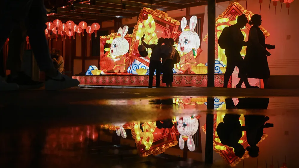 Những chiếc đèn lồng hình thỏ và đồ trang trí theo chủ đề thỏ được lắp đặt để chào đón du khách trên các đường phố ở Chinatown, Singapore. Ảnh: STRAITS TIMES