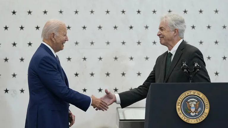 Tổng thống Mỹ Joe Biden và Giám đốc Cơ quan Tình báo Trung ương Mỹ (CIA) William Burns. Ảnh: AP Tổng thống Mỹ Joe Biden và Giám đốc Cơ quan Tình báo Trung ương Mỹ (CIA) William Burns. Ảnh: AP