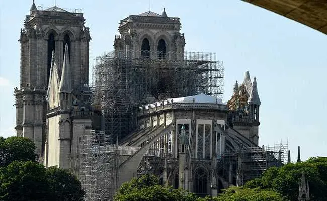 Ngọn tháp bị cháy của Nhà thờ Đức Bà Paris đang trong quá trình xây dựng lại. Ảnh: AFP