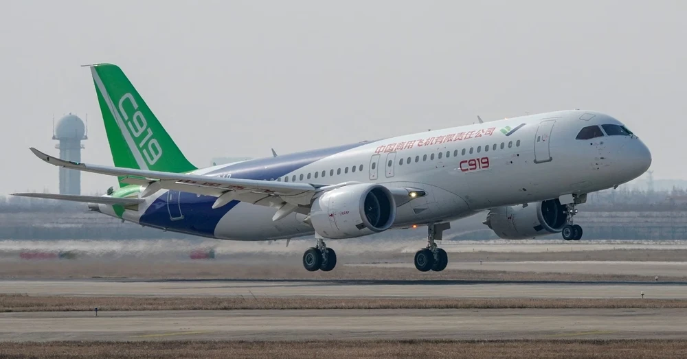 Chiếc C919 đầu tiên đã được bàn giao cho hãng China Eastern Airlines vào tháng 12-2022. Ảnh: REUTERS