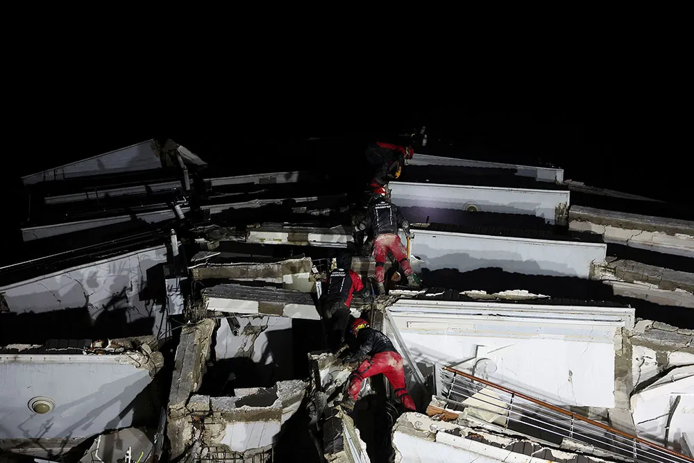 Đội cứu hộ làm việc tại một tòa nhà bị sập ở Antakya, Thổ Nhĩ Kỳ. Ảnh: REUTERS Đội cứu hộ làm việc tại một tòa nhà bị sập ở Antakya, Thổ Nhĩ Kỳ. Ảnh: REUTERS