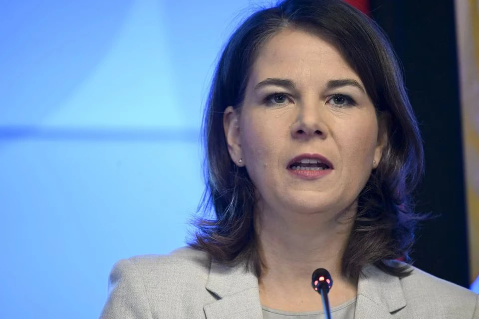 Ngoại trưởng Đức Annalena Baerbock trong cuộc họp báo hôm 13-2. ẢNh: REUTERS