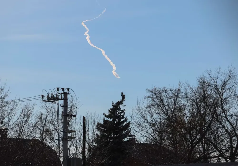 Một vệt tên lửa được nhìn thấy trên bầu trời thủ đô Kiev (Ukraine) ngày 15-2. Ảnh: REUTERS Một vệt tên lửa được nhìn thấy trên bầu trời thủ đô Kiev (Ukraine) ngày 15-2. Ảnh: REUTERS