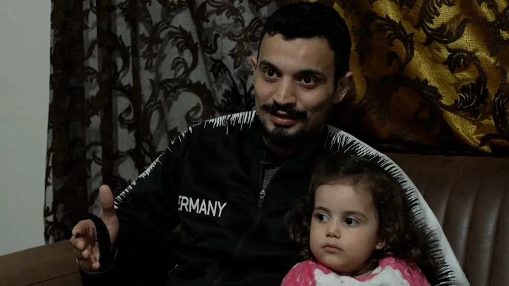 Hai cha con anh Ayyan ngày 18-2. Ảnh: CNN Hai cha con anh Ayyan ngày 18-2. Ảnh: CNN