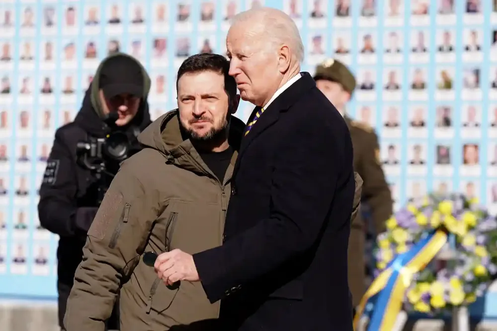 Tổng thống Ukraine Volodymyr Zelensky (trái) đón Tổng thống Biden ngày 20-2. Ảnh: THE GUARDIAN Tổng thống Ukraine Volodymyr Zelensky (trái) đón Tổng thống Biden ngày 20-2. Ảnh: THE GUARDIAN