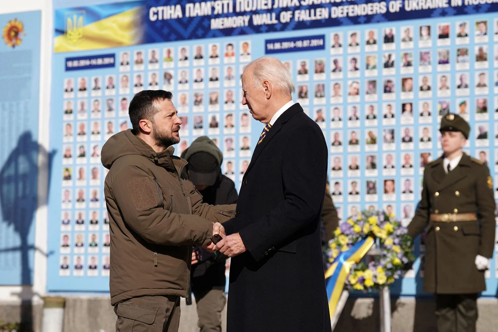 Tổng thống Ukraine Volodymyr Zelensky và Tổng thống Mỹ Joe Biden trong cuộc gặp hôm 20-2. Ảnh: AFP