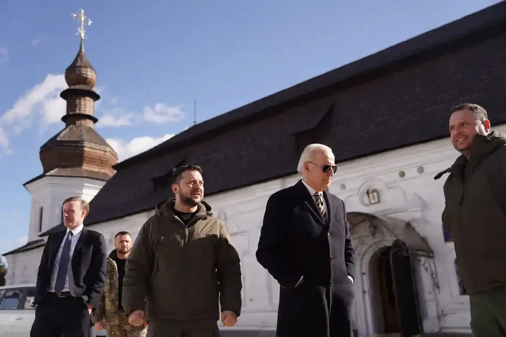 Tổng thống Ukraine Volodymyr Zelensky (trái) đón Tổng thống Biden ngày 20-2. Ảnh: THE GUARDIAN Tổng thống Ukraine Volodymyr Zelensky (trái) đón Tổng thống Biden ngày 20-2. Ảnh: THE GUARDIAN