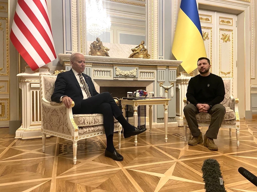 Tổng thống Mỹ Joe Biden và Tổng thống Ukraine Volodomyr Zelensky trong cuộc hội đàm hôm 20-2. Ảnh: CNN
