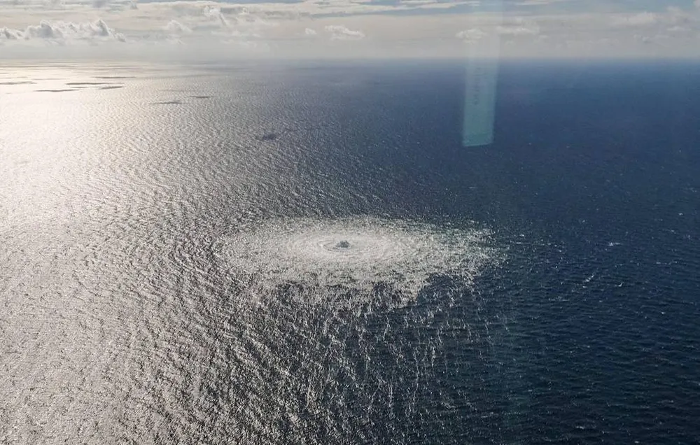 Khí thoát ra từ một vụ rò rỉ trên đường ống dẫn khí Nord Stream của Nga ở biển Baltic. Ảnh: REUTERS