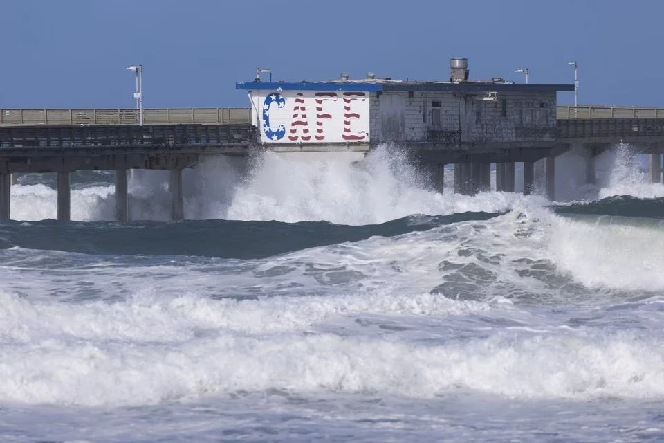 Sóng lớn do gió mạnh ở khu phố Ocean Beach, TP San Diego, bang California ngày 22-2. Ảnh: REUTERS
