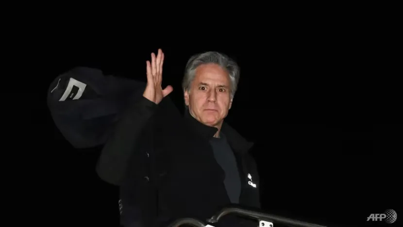 Ngoại trưởng Mỹ Antony Blinken lên máy bay tại căn cứ không quân Andrews, bang Maryland (Mỹ) hôm 26-2 để đến Kazakhstan. Ảnh: AFP