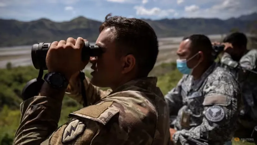 Binh sĩ Mỹ và Philippines quan sát diễn tập bắn đạn thật trong cuộc tập trận chung thường niên “Balikatan” tại Thung lũng Crow, tỉnh Tarlac (Philippines) ngày 31-3-2022. Ảnh: REUTERS