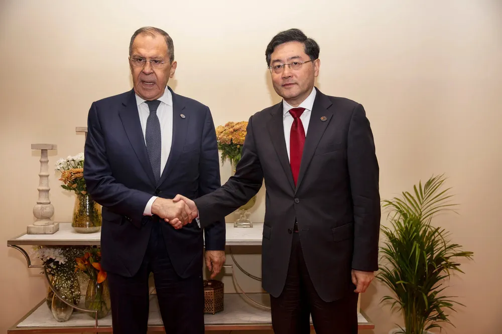 Ngoại trưởng Nga Sergey Lavrov (trái) và Bộ trưởng Ngoại giao TQ Tần Cương bên lề Hội nghị Ngoại trưởng G20 ở thủ đô New Delhi (Ấn Độ) ngày 2-3. Ảnh: TÂN HOA XÃ