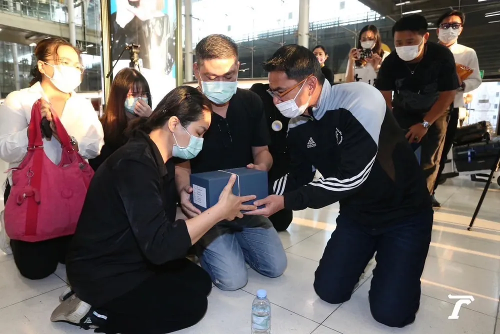 Mẹ của cầu thủ Duangpetch Promthep ôm chiếc hộp chứa di cốt của con trai tại sân bay quốc tế Suvarnabhumi, tỉnh Samut Prakan (Thái Lan). Ảnh: FACEBOOK