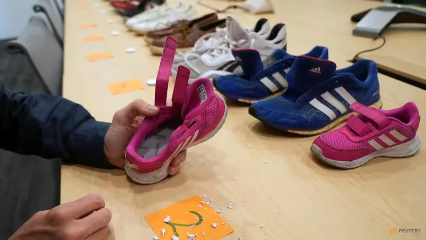 Nhiều giày dép cũ quyên tặng cho chương trình tái chế ở Singapore được nhập vào Indonesia để bán lại. Ảnh: REUTERS